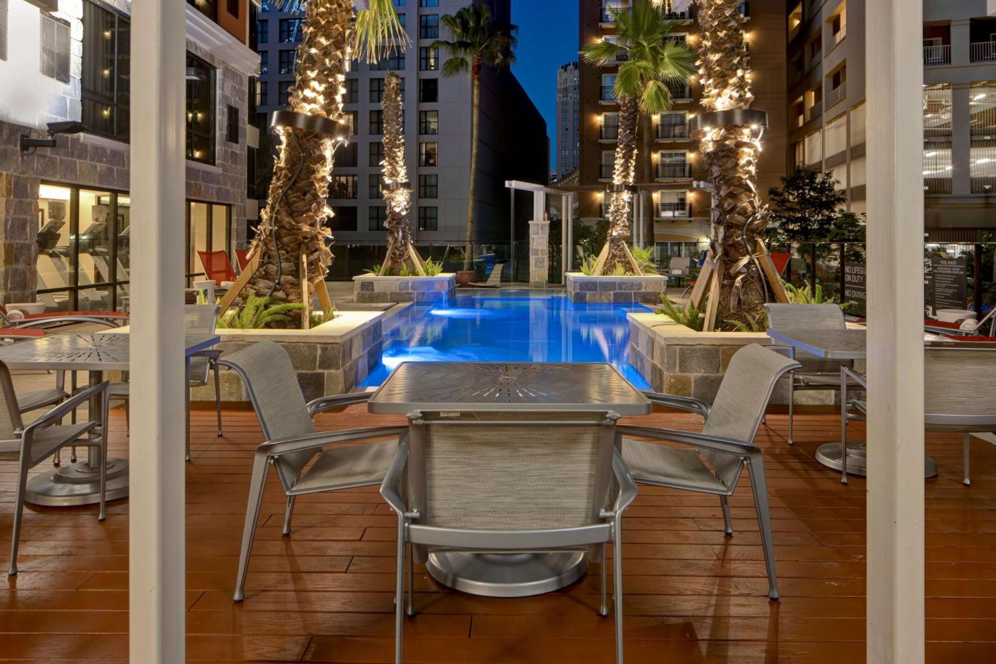 Hampton & Riverwalk 3*