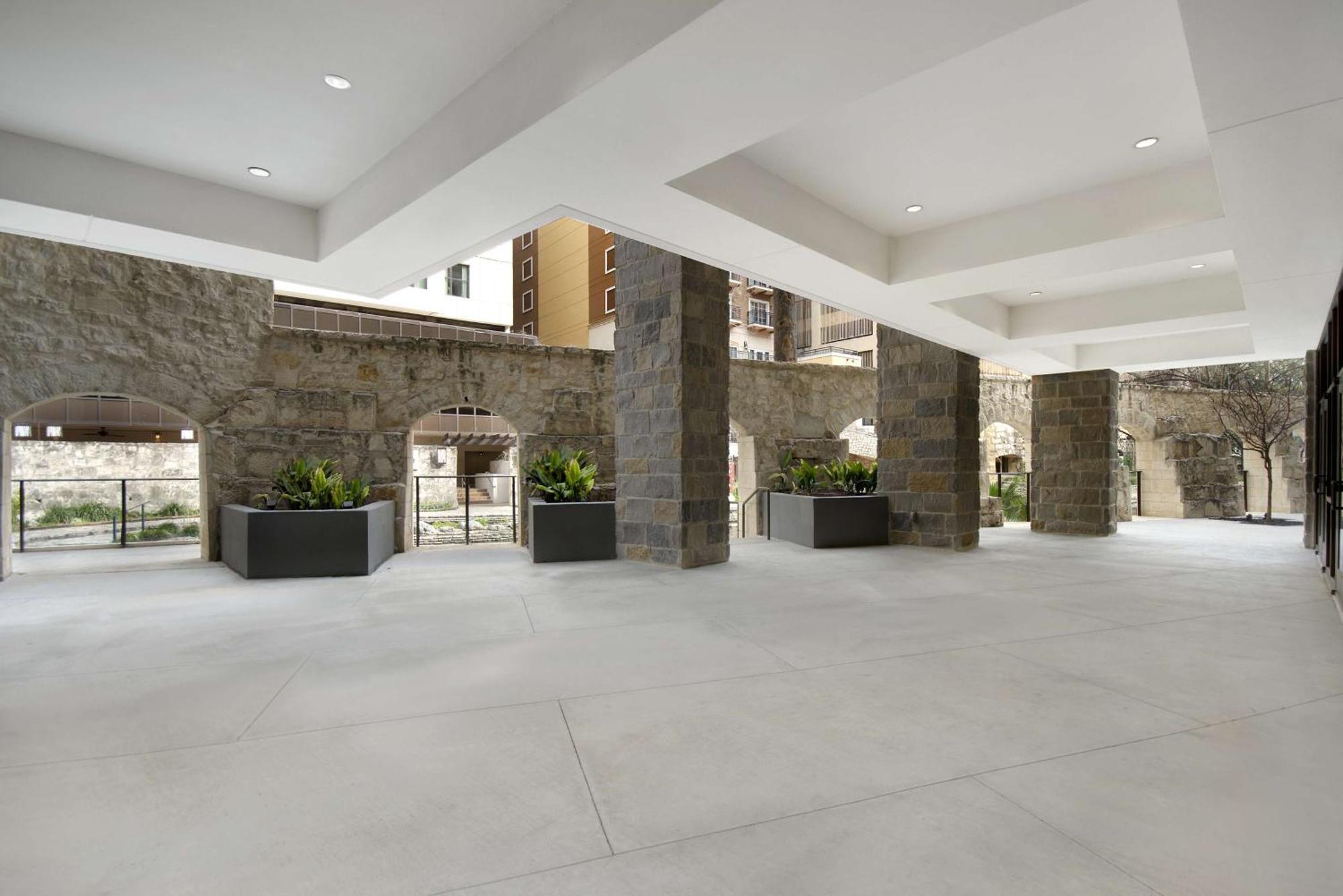 Hampton & Riverwalk Hotel 3*