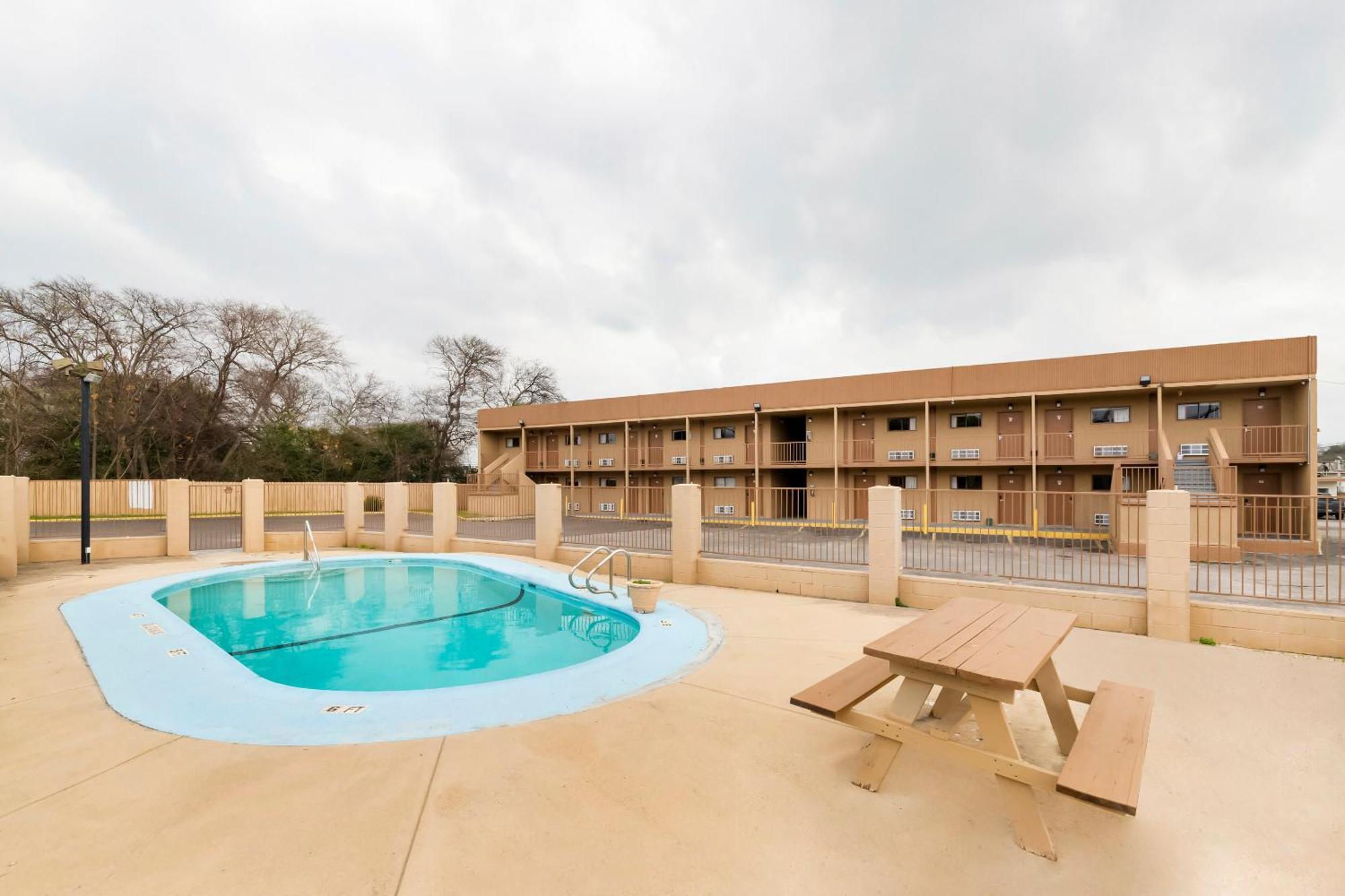 Oyo Lackland Afb Seaworld Hwy 90 W San Antonio