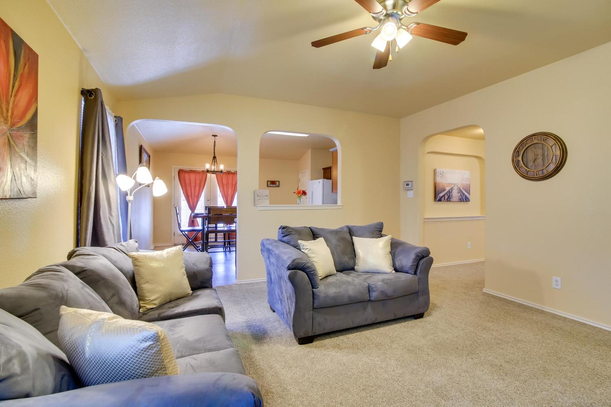Abode With Yard Less Than 4 Mi To Lackland