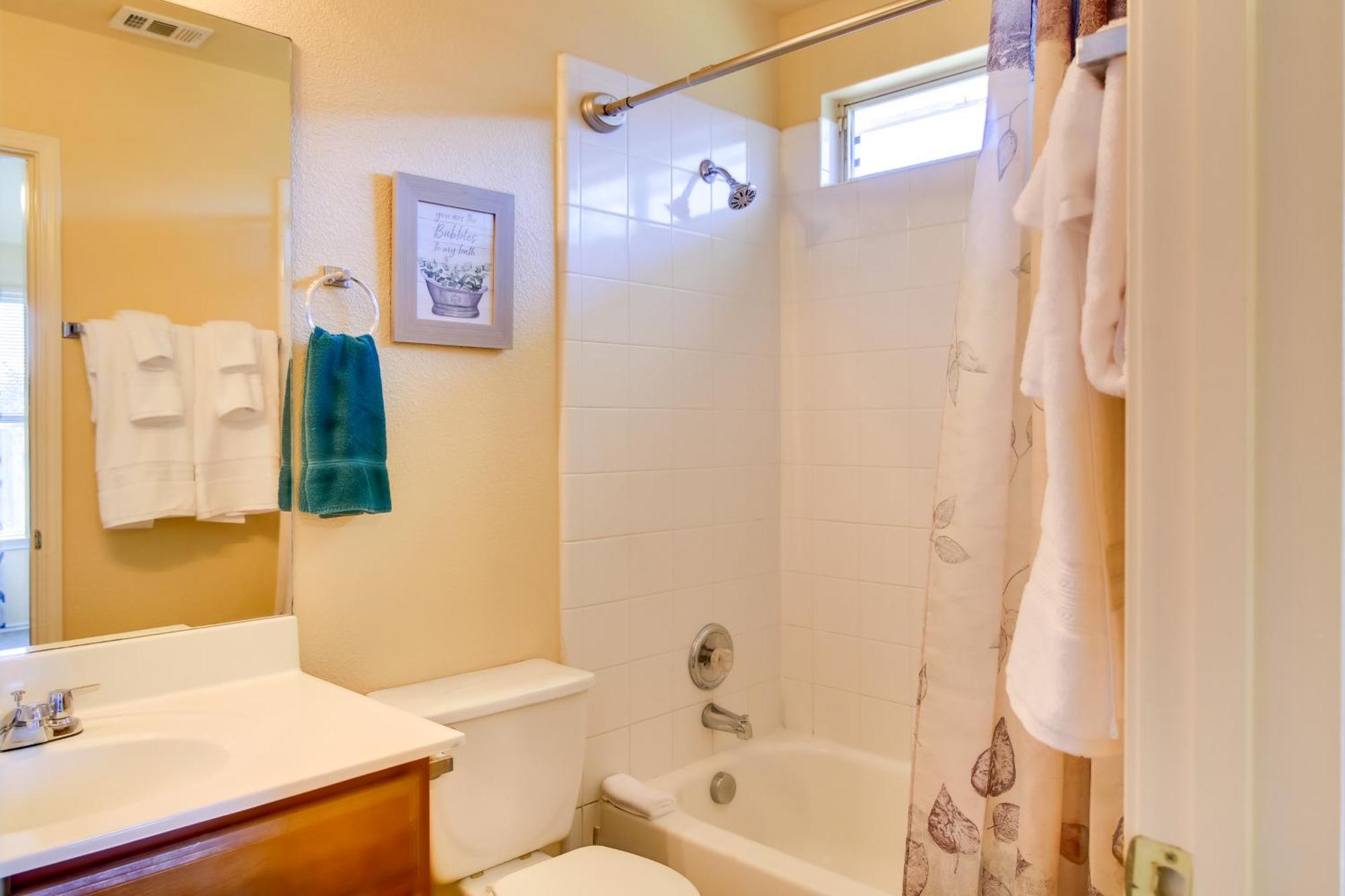 Abode With Yard Less Than 4 Mi To Lackland Holiday home