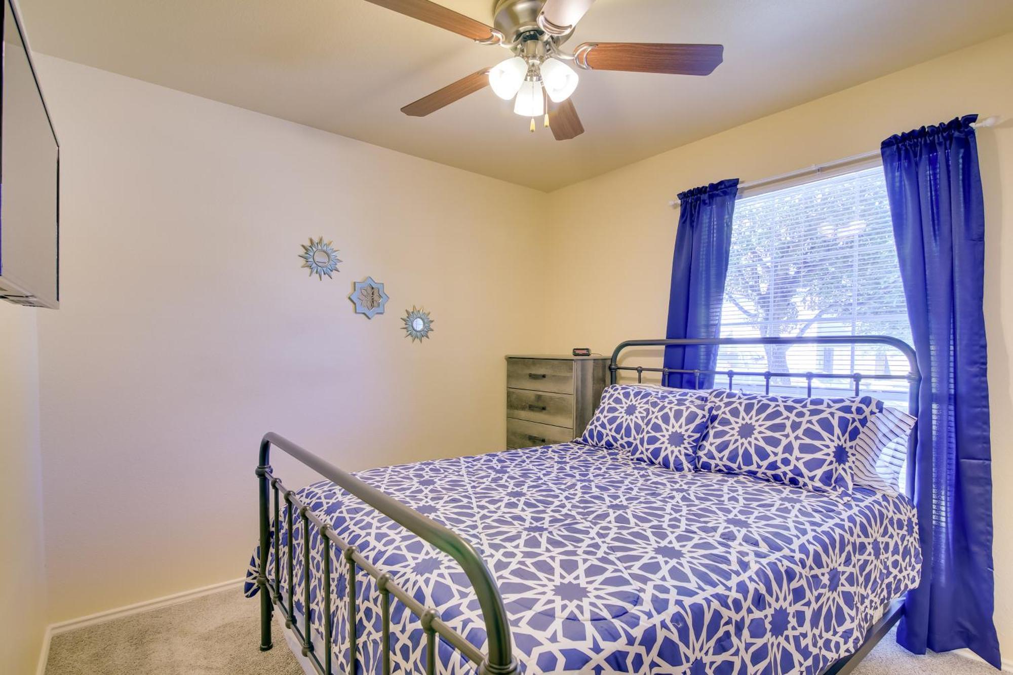 Abode With Yard Less Than 4 Mi To Lackland