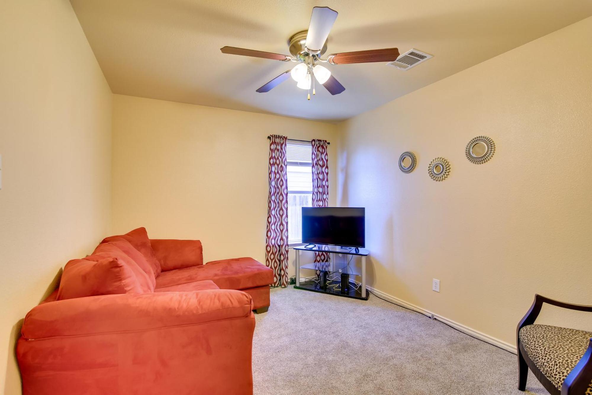 Abode With Yard Less Than 4 Mi To Lackland Holiday home
