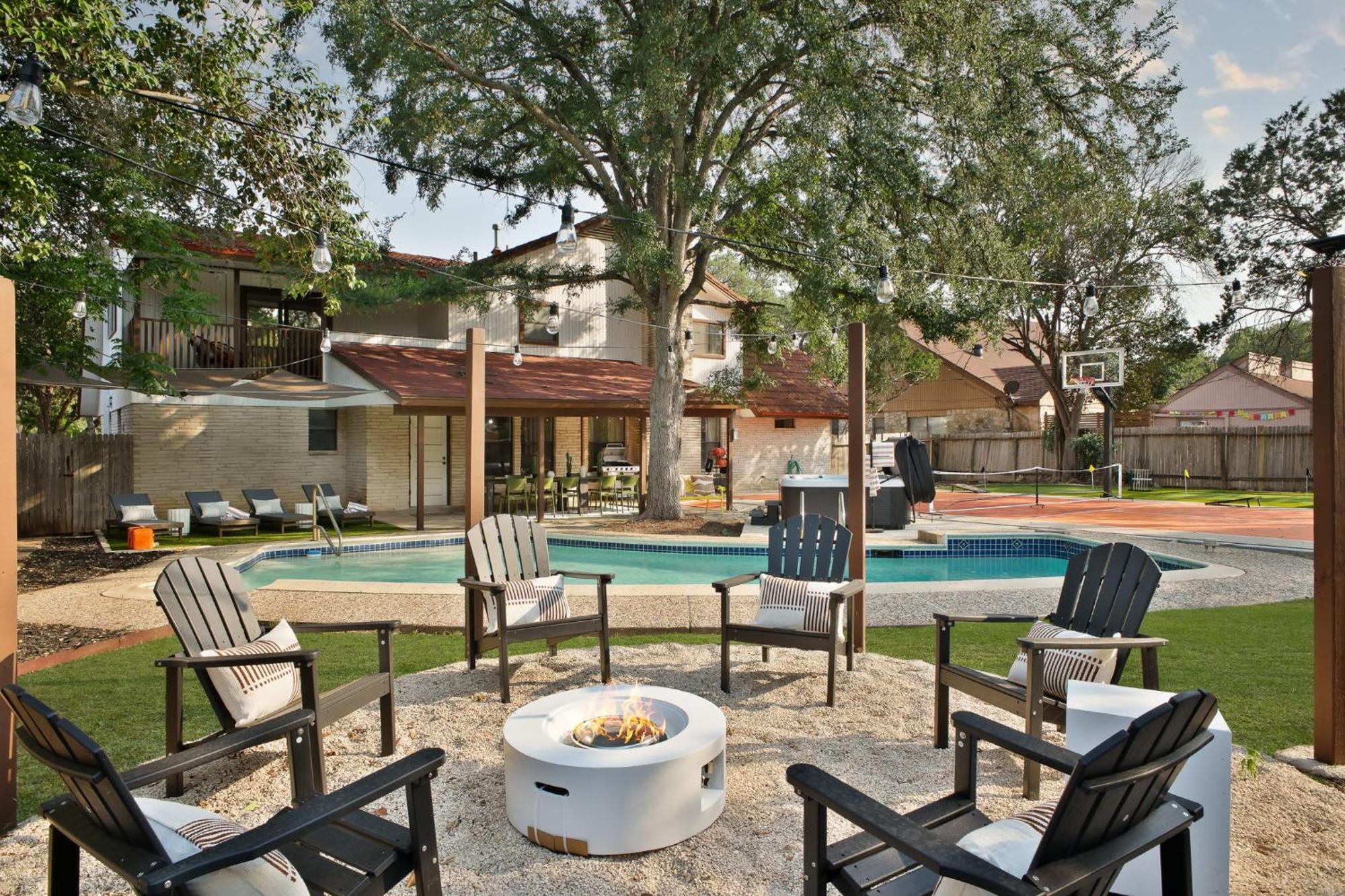 Holiday home Sleeps 20 Sport Court Pool Hot Tub Putt Putt Games San Antonio