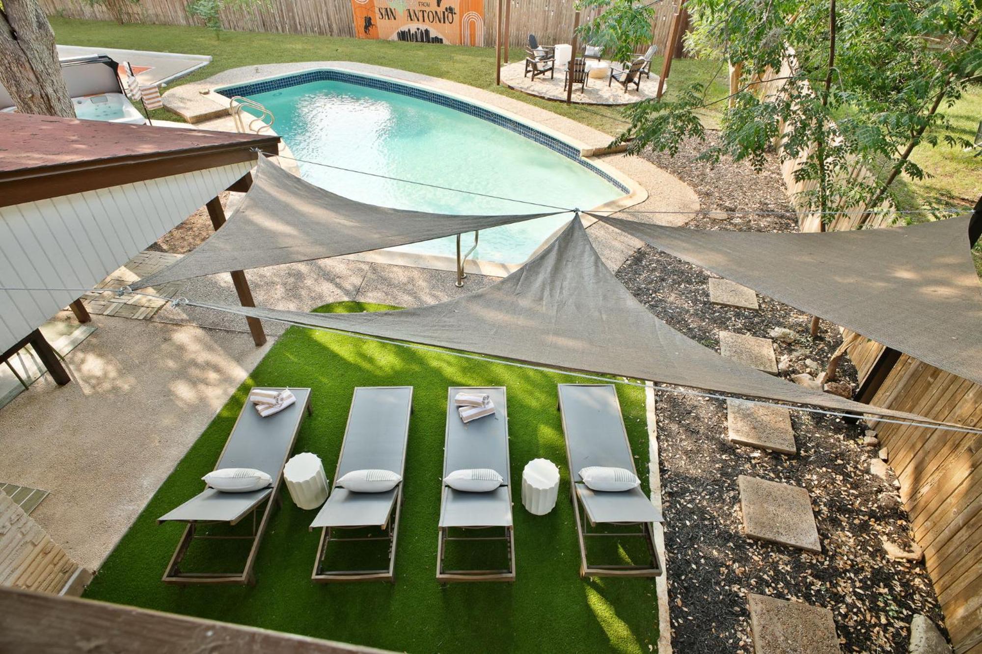 Sleeps 20 Sport Court Pool Hot Tub Putt Putt Games