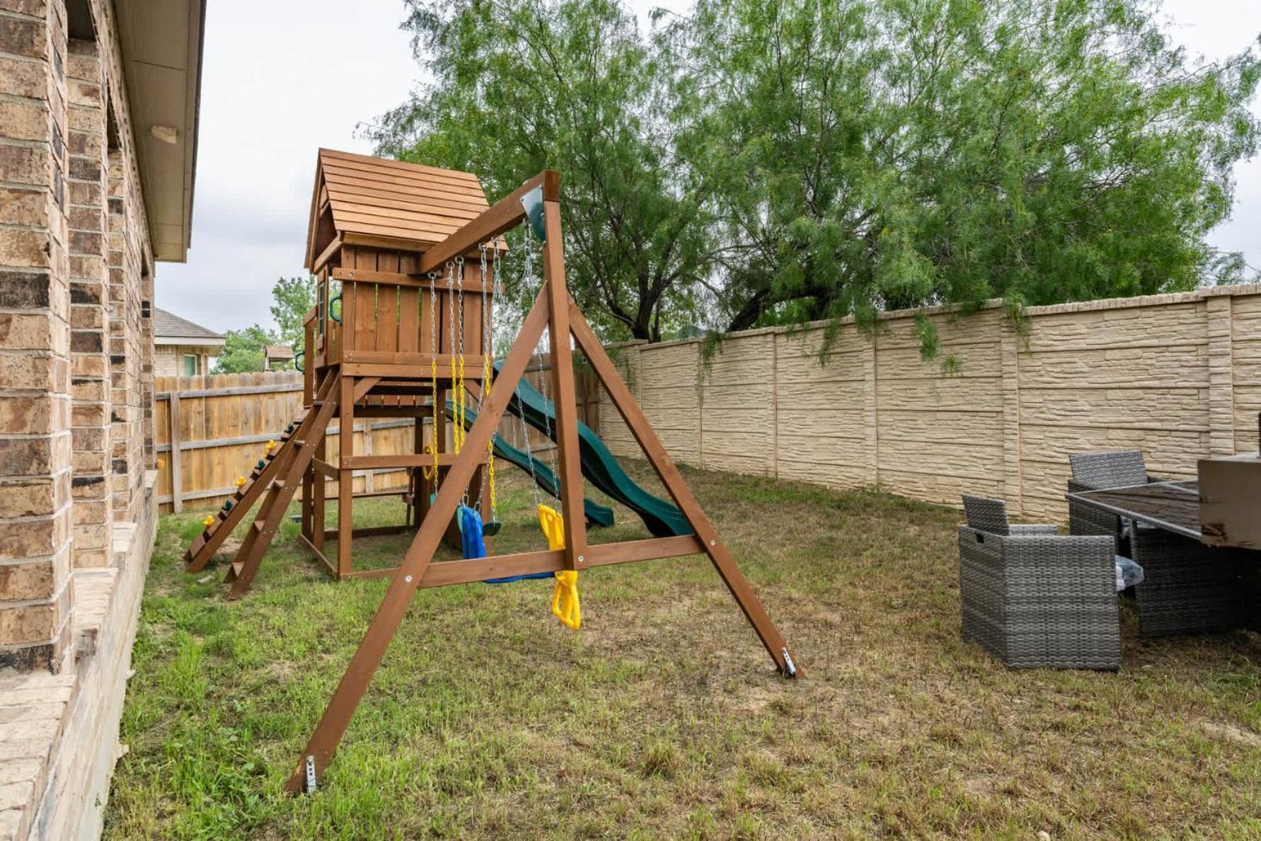 Charming 5br Retreat Near Trails & Shops *