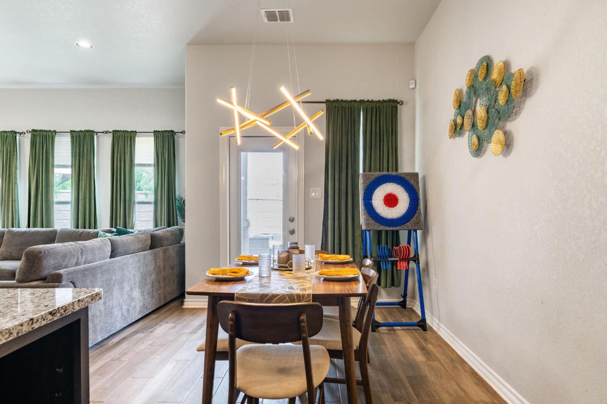 Charming 5br Retreat Near Trails & Shops Holiday home
