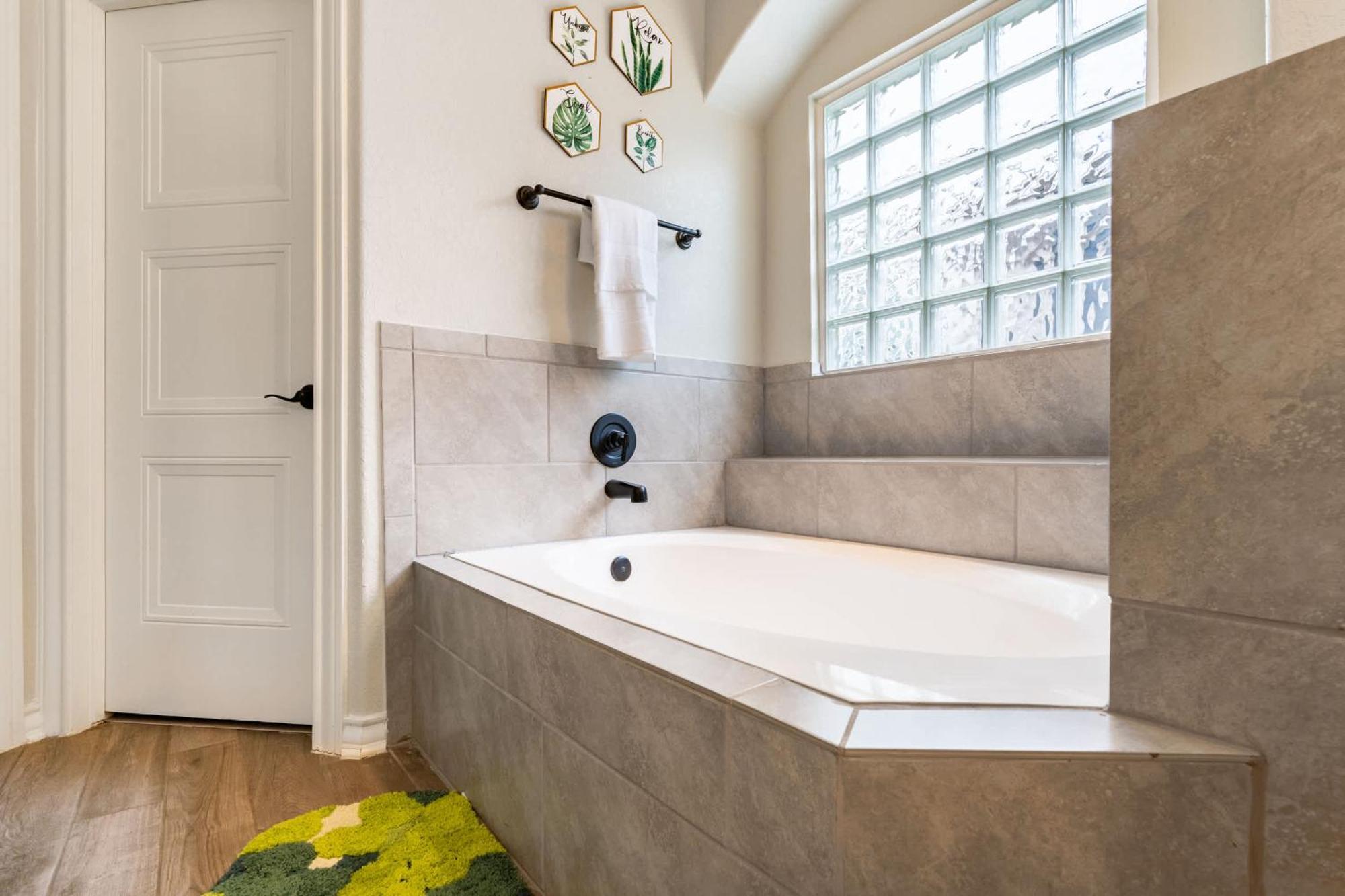 Charming 5br Retreat Near Trails & Shops *