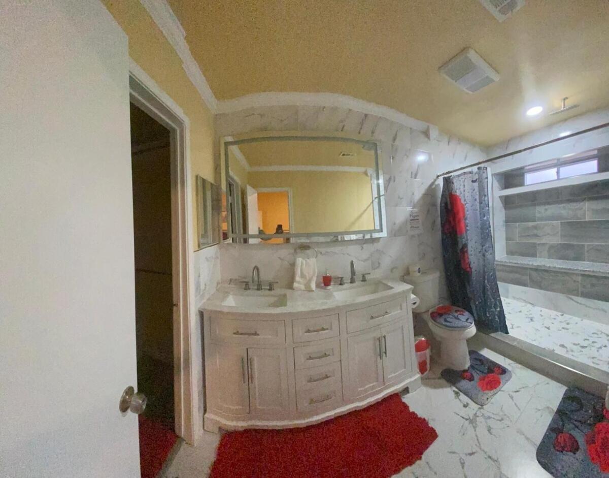 Charming 3 Bed 2 Bath In Ne Holiday home San Antonio