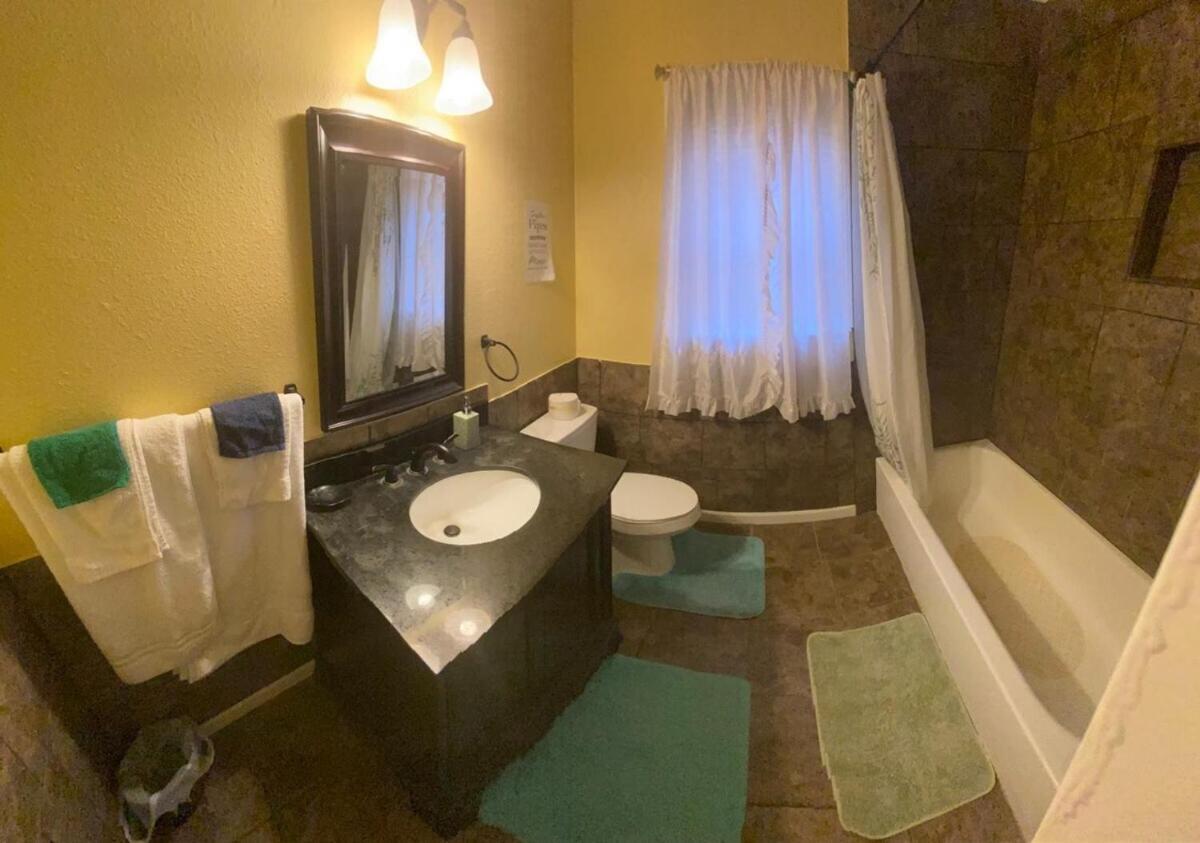 Charming 3 Bed 2 Bath In Ne