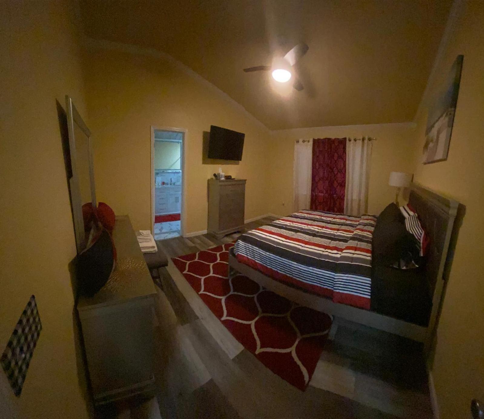 Charming 3 Bed 2 Bath In Ne Holiday home