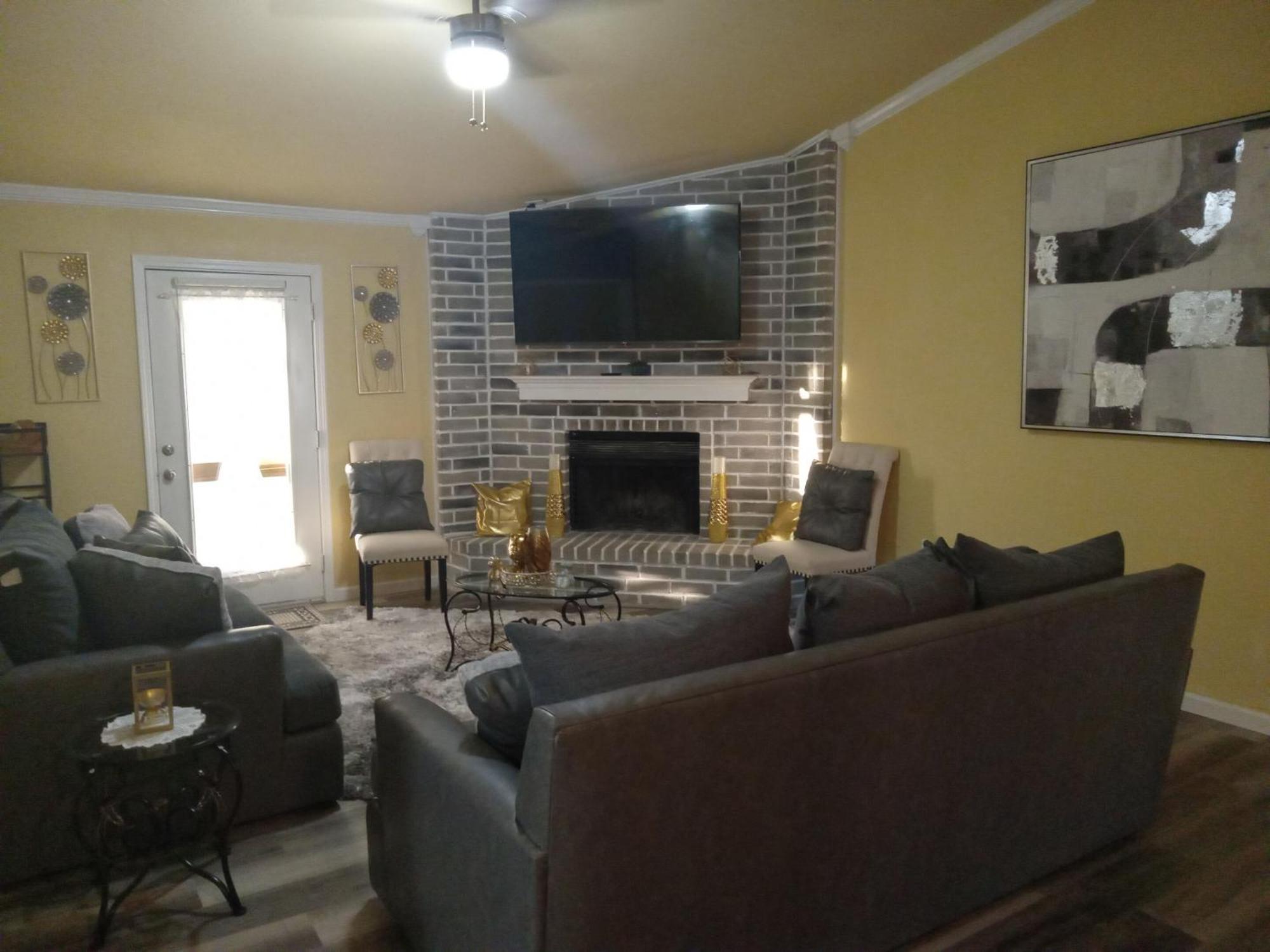 Charming 3 Bed 2 Bath In Ne Holiday home