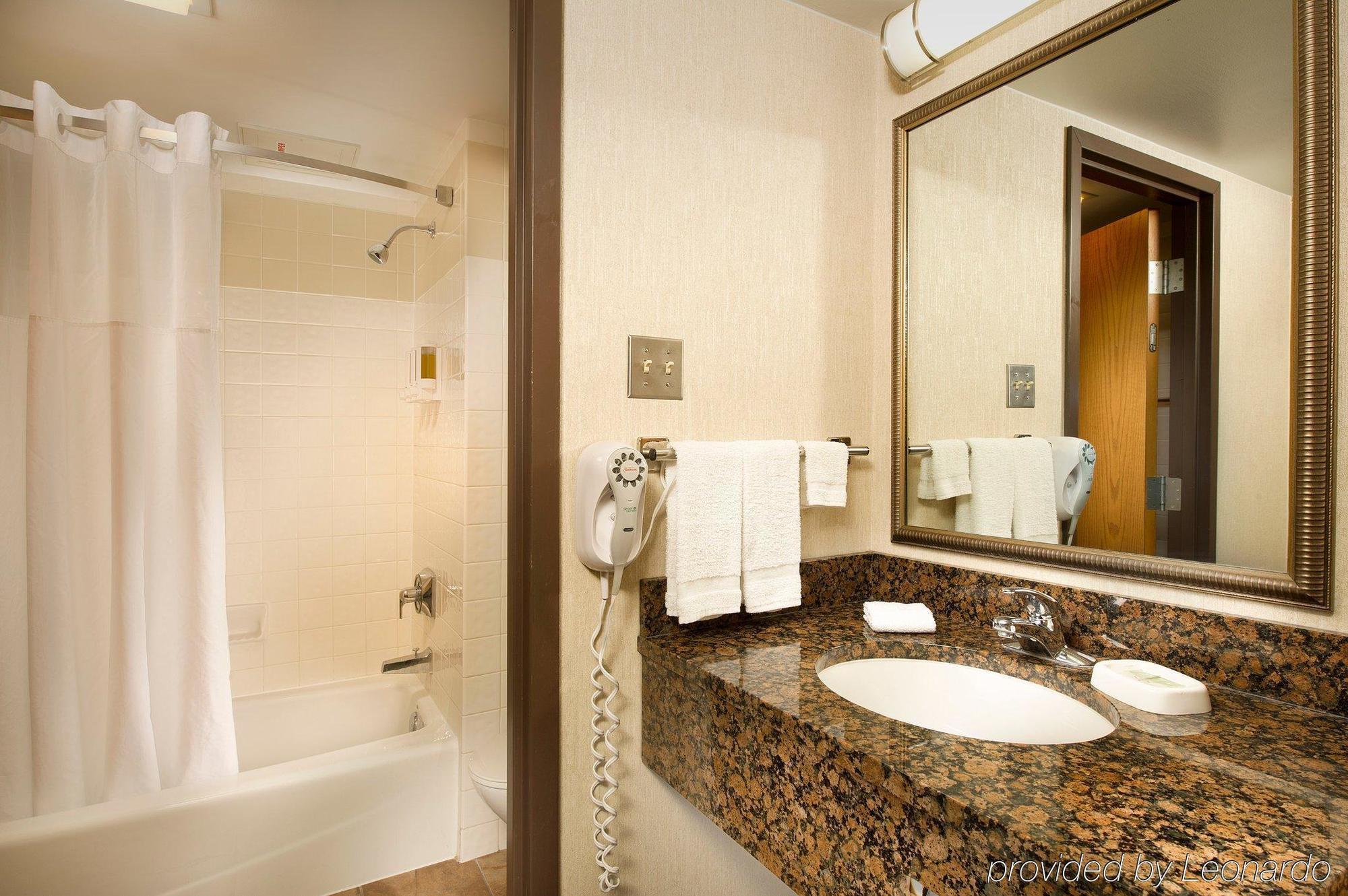 Drury Plaza Airport 3*