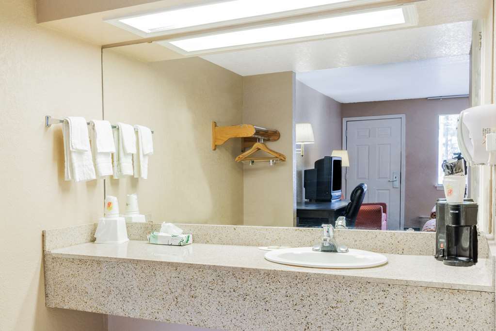 Super 8 By Wyndham Pearl District Downtown San Antonio