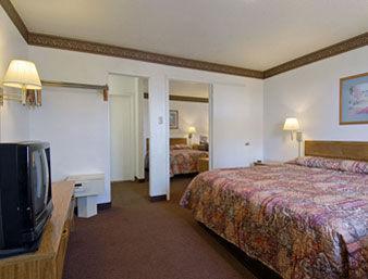 Super 8 By Wyndham At I-10 2*