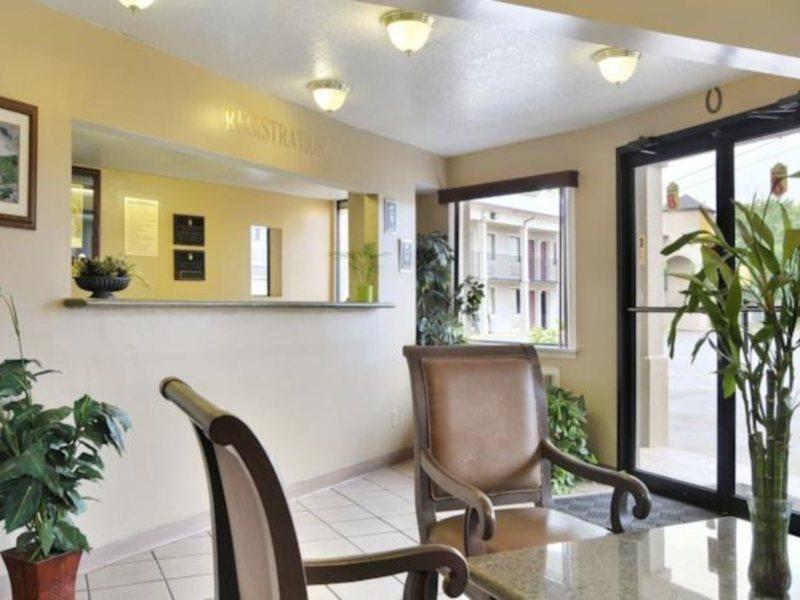 Super 8 By Wyndham Pearl District Downtown San Antonio