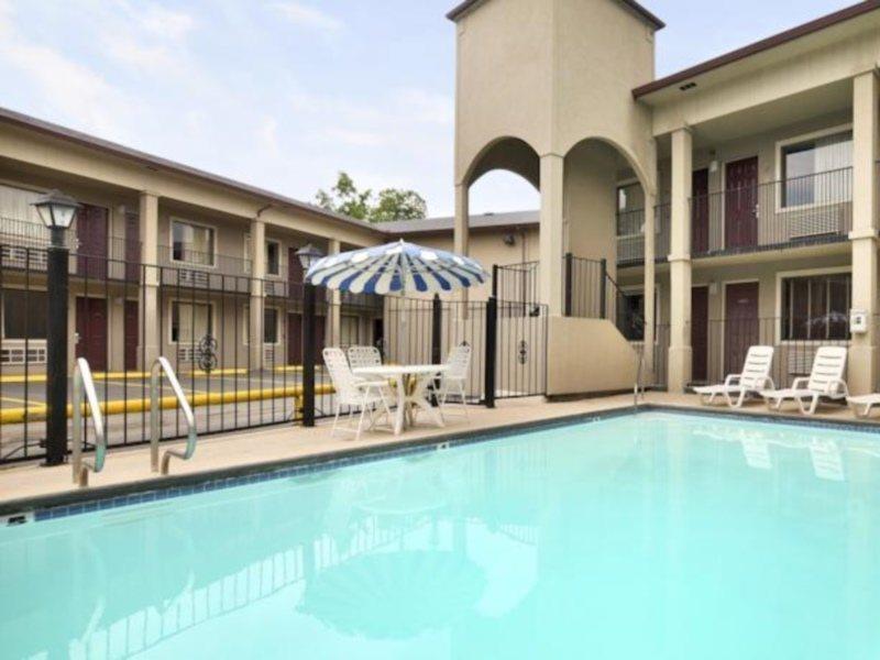 Motel Super 8 By Wyndham Pearl District Downtown San Antonio
