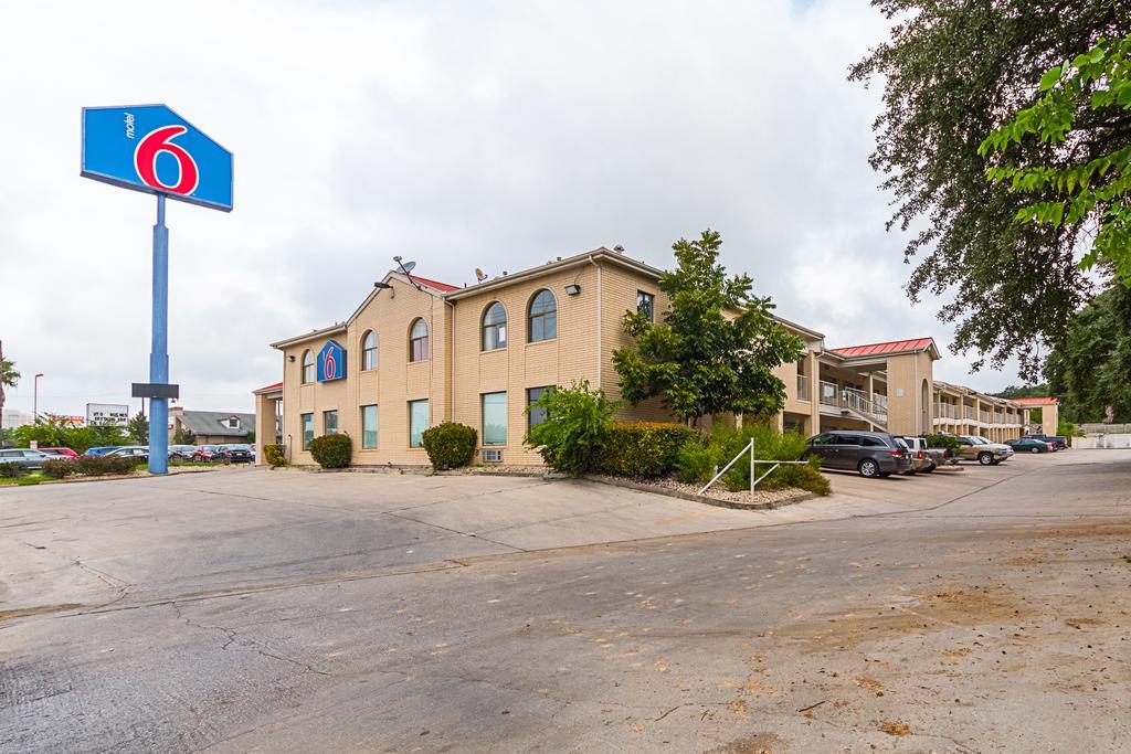Hotel 6-san Antonio, Tx - Fiesta Trails
