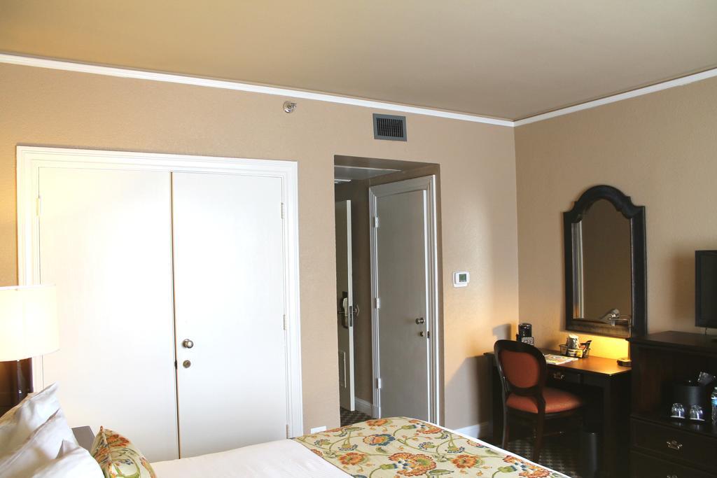 Menger Hotel 4*