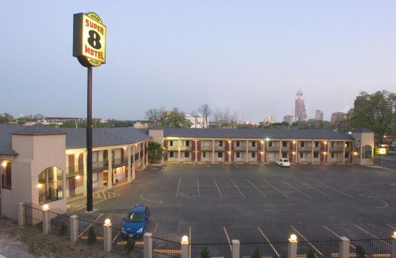 Super 8 By Wyndham Pearl District Downtown San Antonio