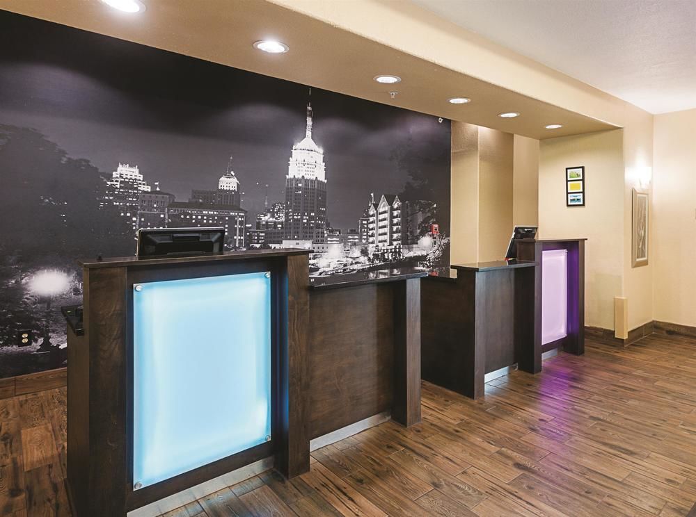 Hotel Comfort & Near Six Flags & Medical Center