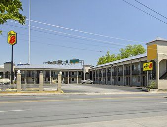 Super 8 By Wyndham Pearl District Downtown 2* San Antonio