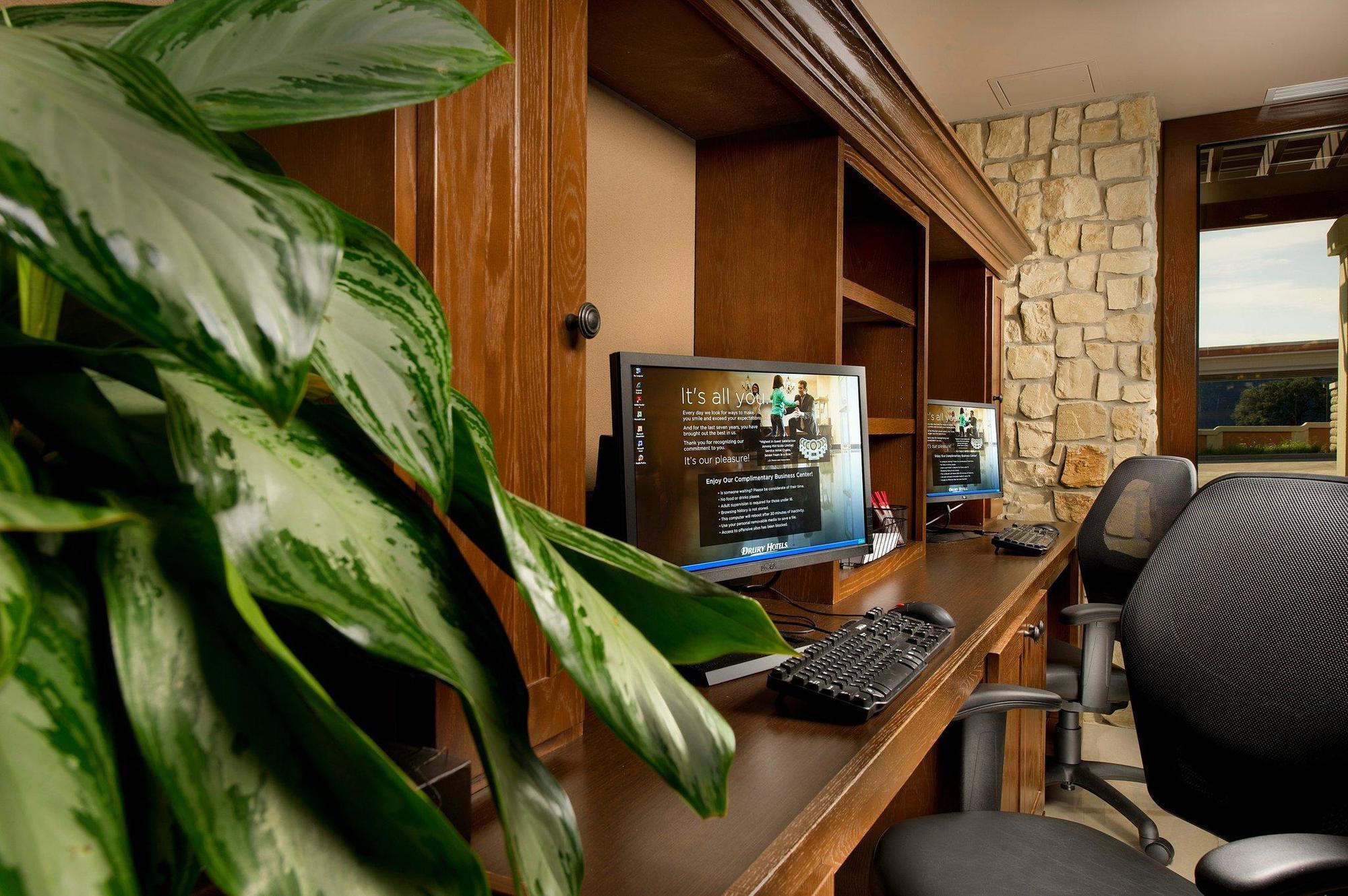 Hotel Drury Plaza Airport 3*
