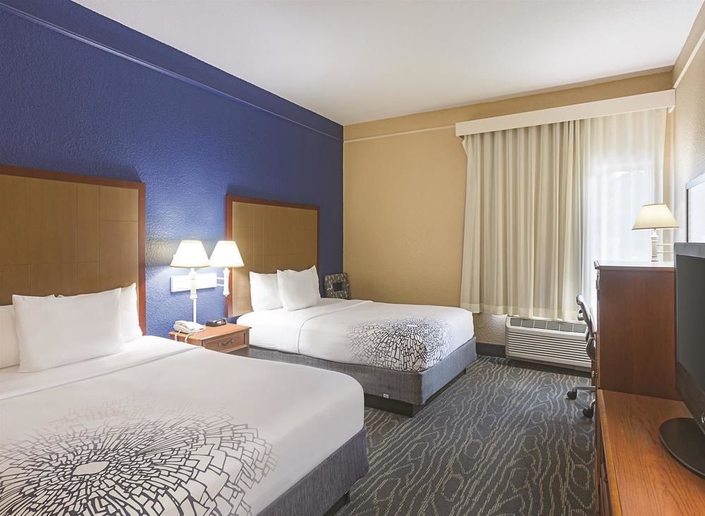 Hotel Comfort & Near Six Flags & Medical Center 3*