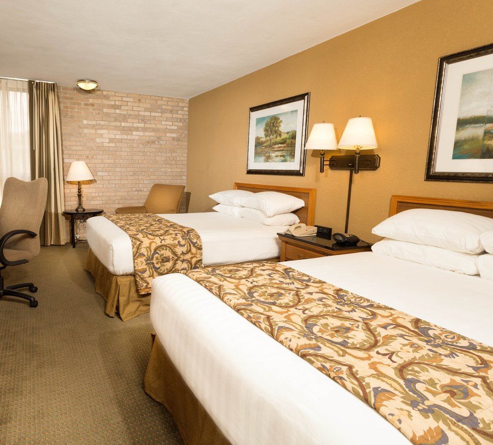 Drury Plaza Airport 3*