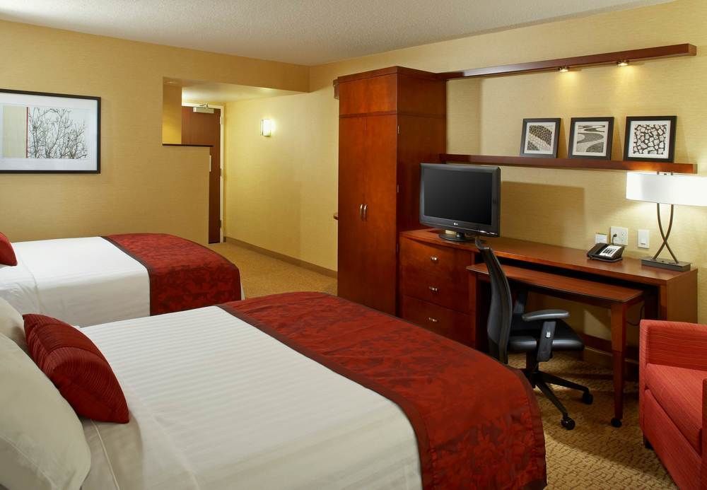 Courtyard By Marriott Six Flags At The Rim Hotel