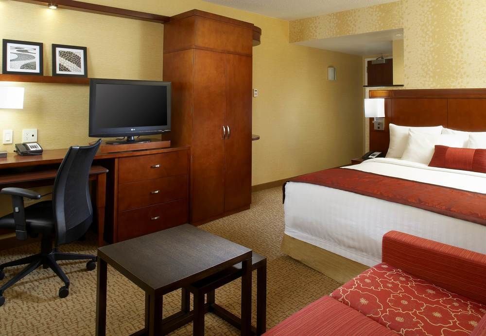 Hotel Courtyard By Marriott Six Flags At The Rim