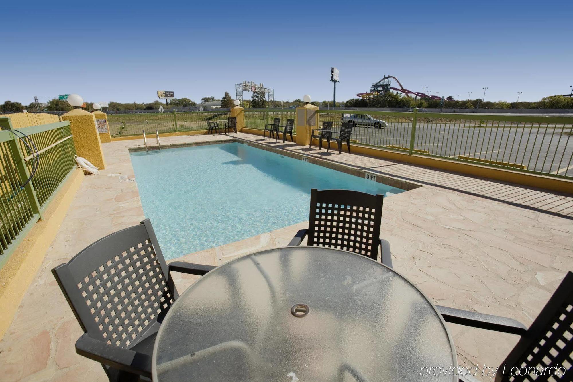 Hotel Americas Value - At&t Center/fort Sam Houston 2*
