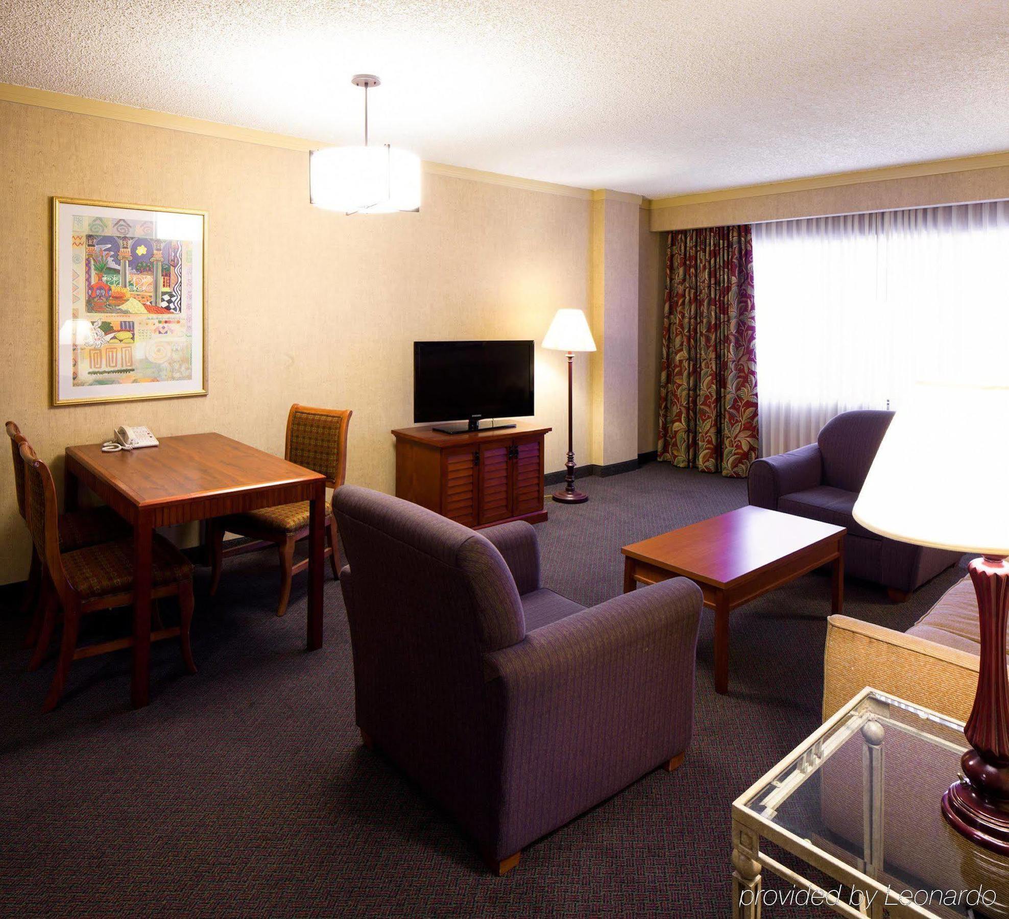 Hotel Embassy Airport 3*
