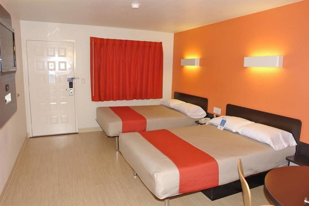 6 San Antonio, Tx - Frost Bank Center Hotel 2*