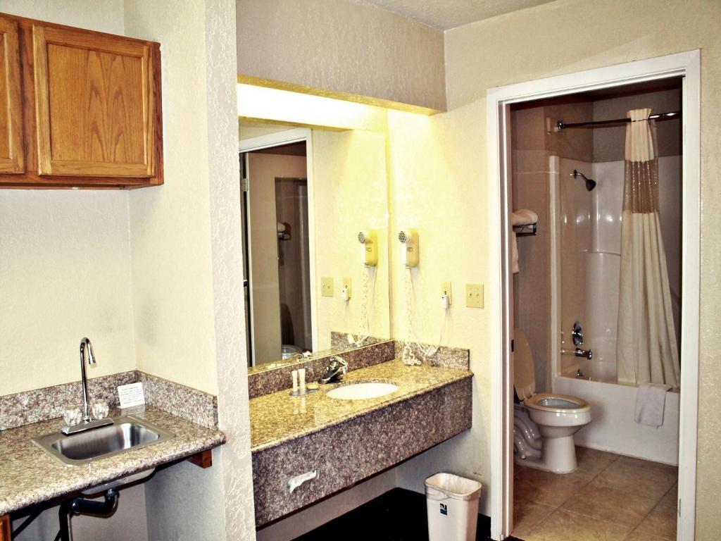 Super 8 By Wyndham At I-10 San Antonio