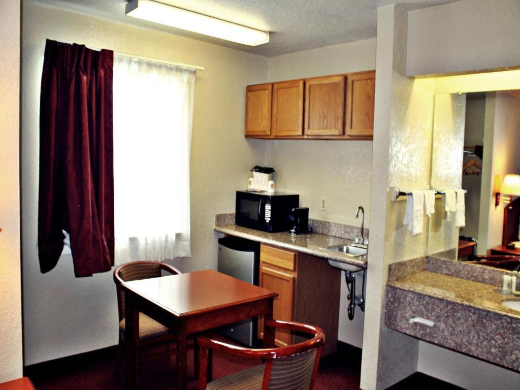 Super 8 By Wyndham At I-10