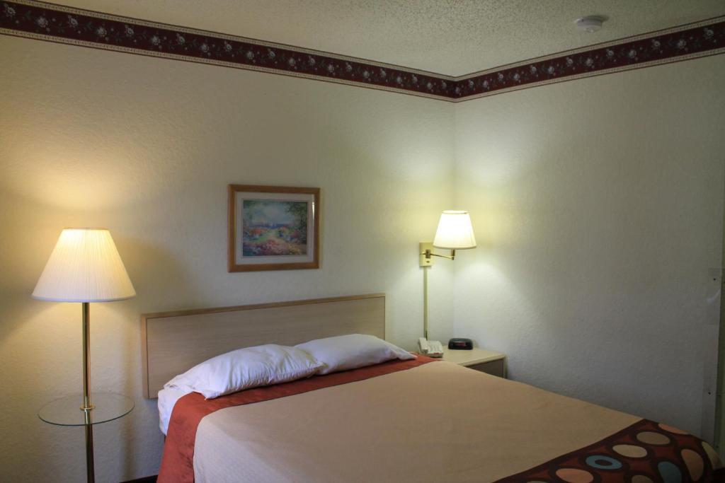 Super 8 By Wyndham San Antonio/fiesta San Antonio
