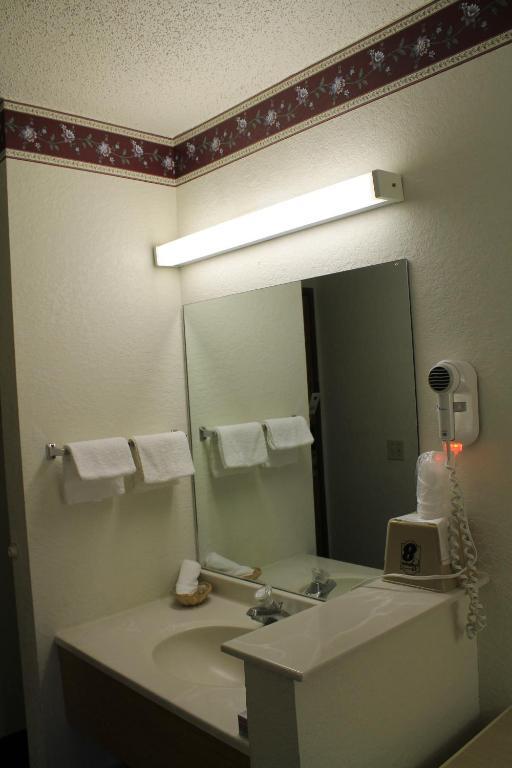 Super 8 By Wyndham San Antonio/fiesta