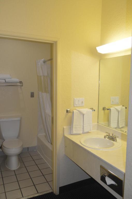 Howard Johnson By Wyndham & Hotel