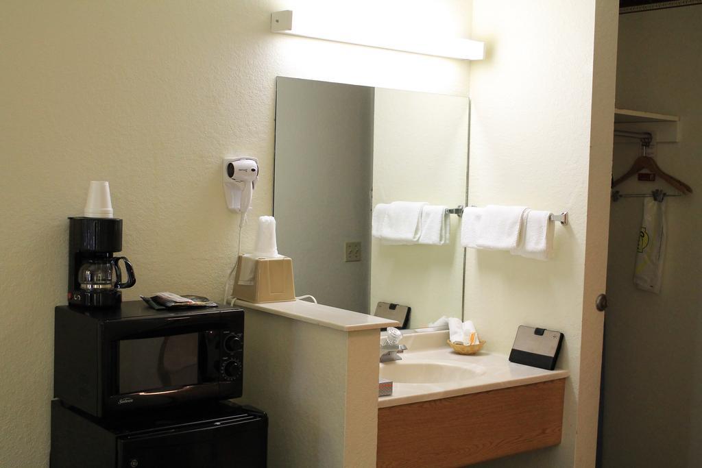 Hotel Super 8 By Wyndham San Antonio/fiesta 2*