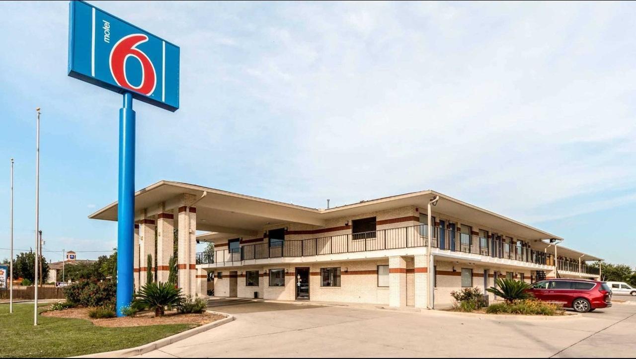 6-san Antonio, Tx - South Ww White Rd Hotel