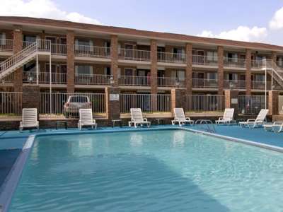 Motel Hometowne By Red Roof E - Frost Bank Center 2*