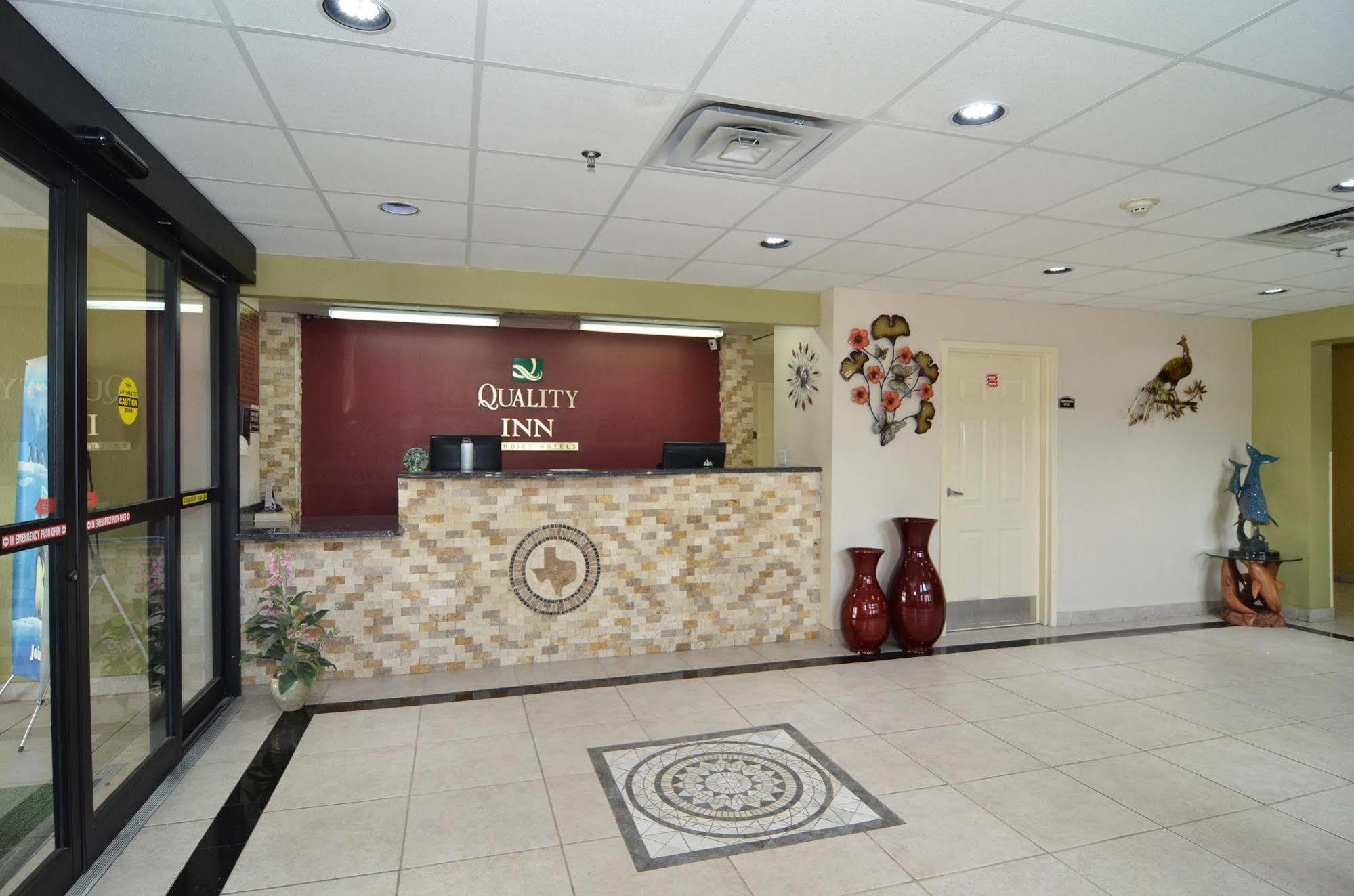 Hotel Quality Near Seaworld - Lackland 3*