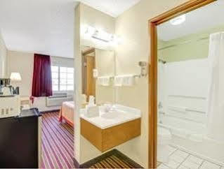 Super 8 By Wyndham San Antonio/fiesta