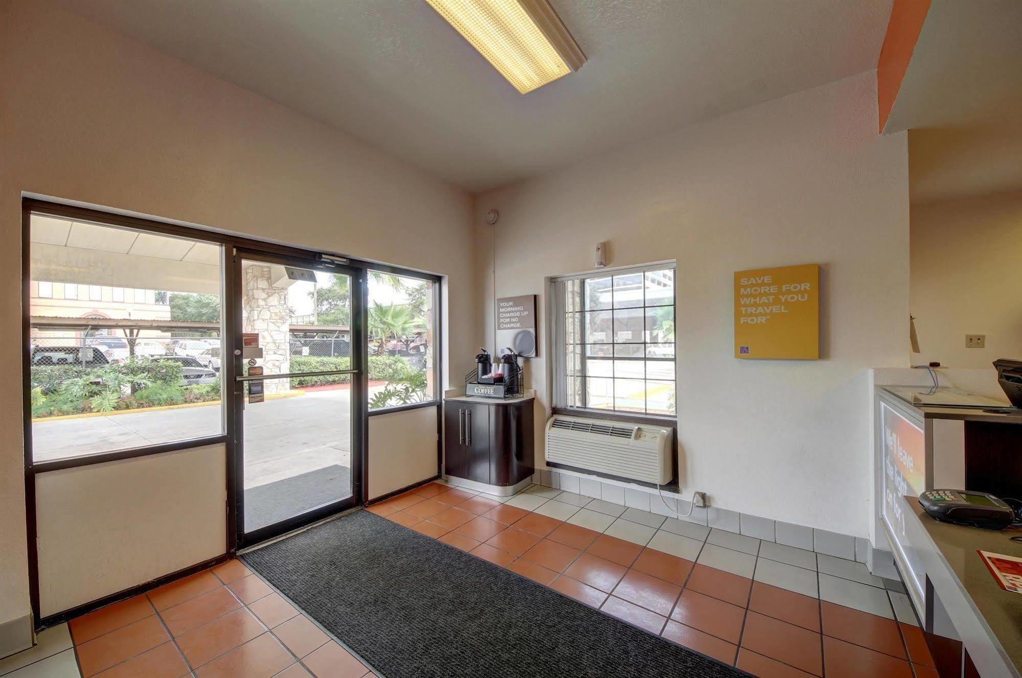 Hotel 6-san Antonio, Tx - Downtown - Market Square 2*