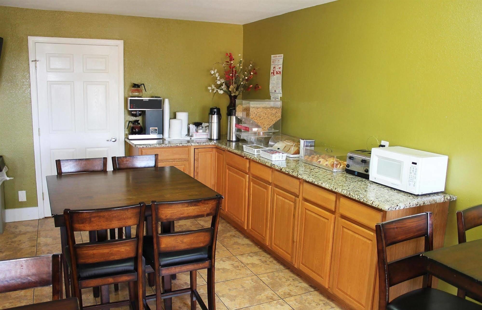 Hotel Americas Value - At&t Center/fort Sam Houston