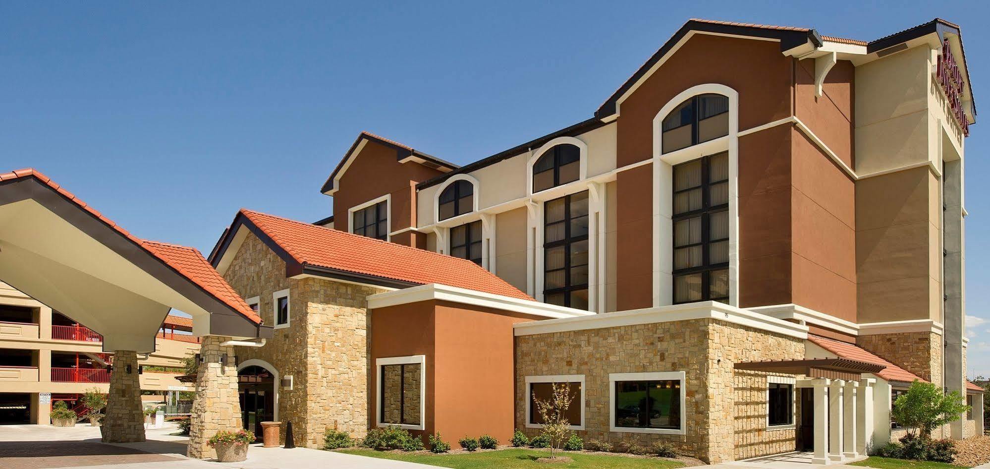 Hotel Drury Plaza Airport 3*