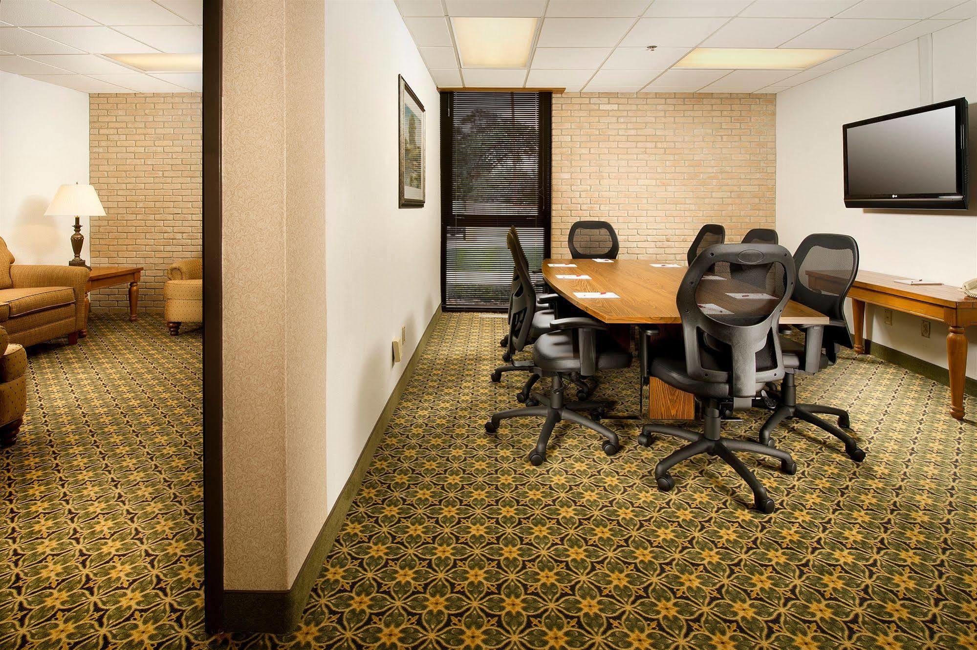 Hotel Drury Plaza Airport 3*