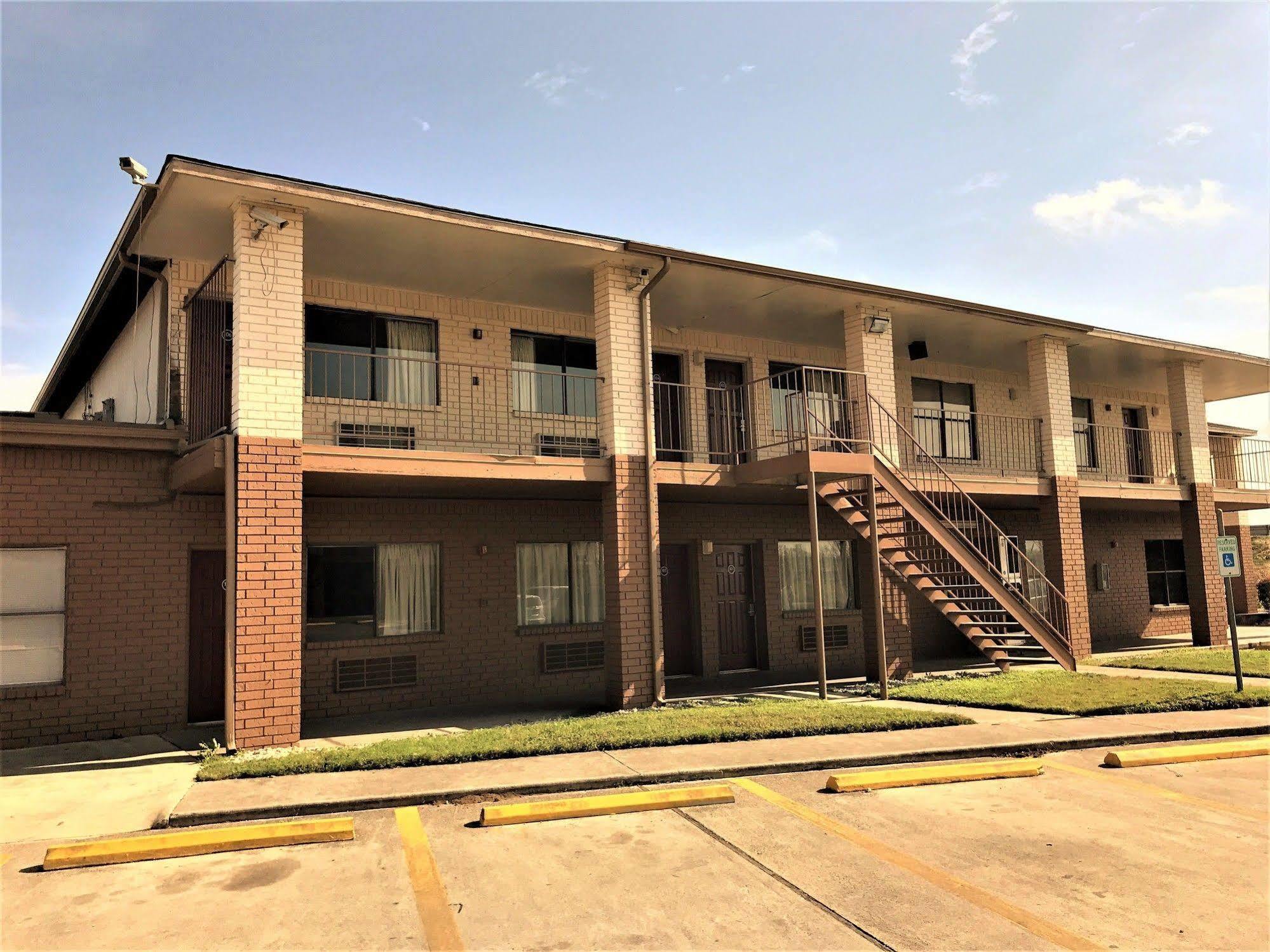 Hometowne By Red Roof E - Frost Bank Center Motel 2*
