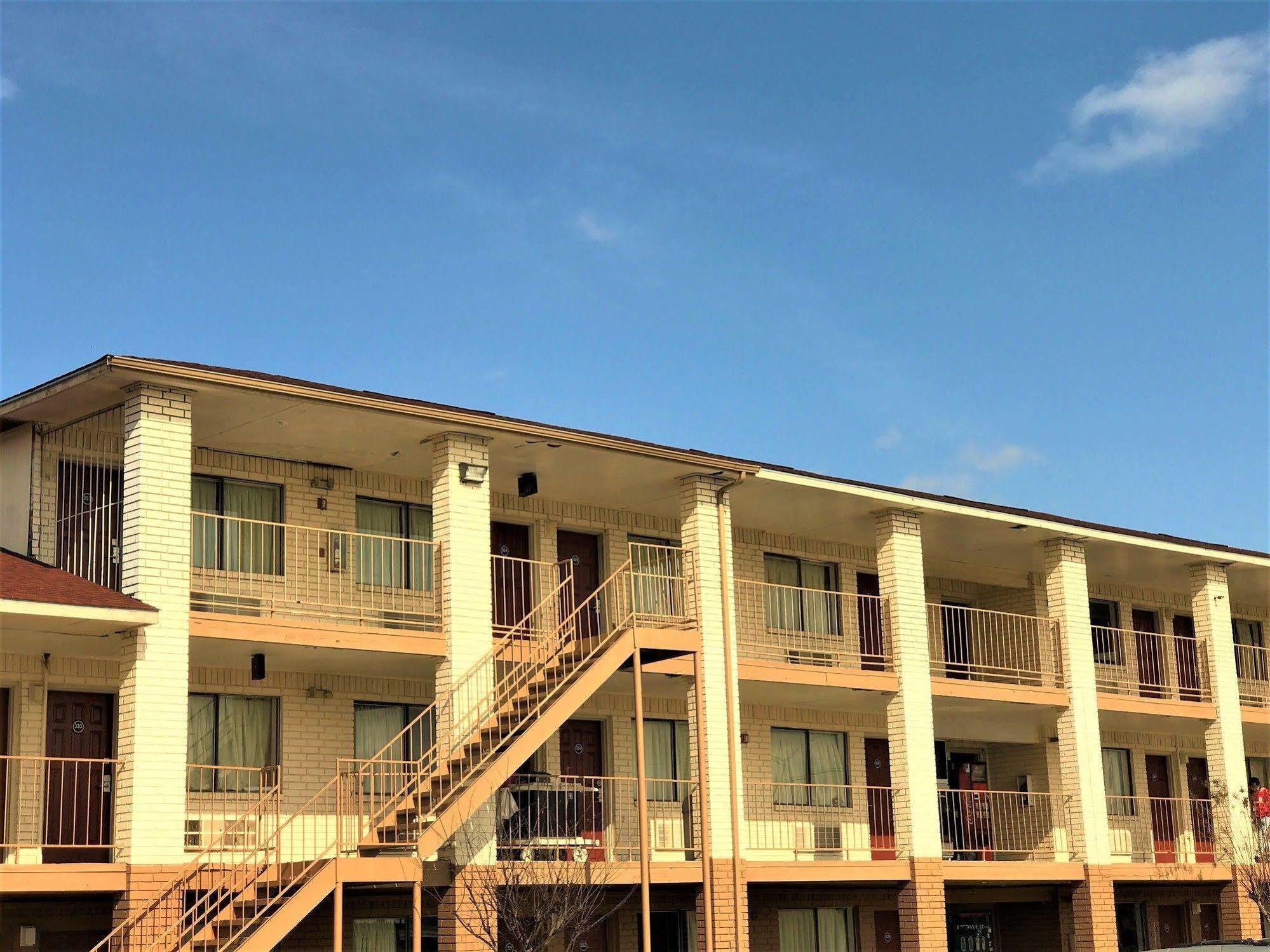 Hometowne By Red Roof E - Frost Bank Center Motel San Antonio